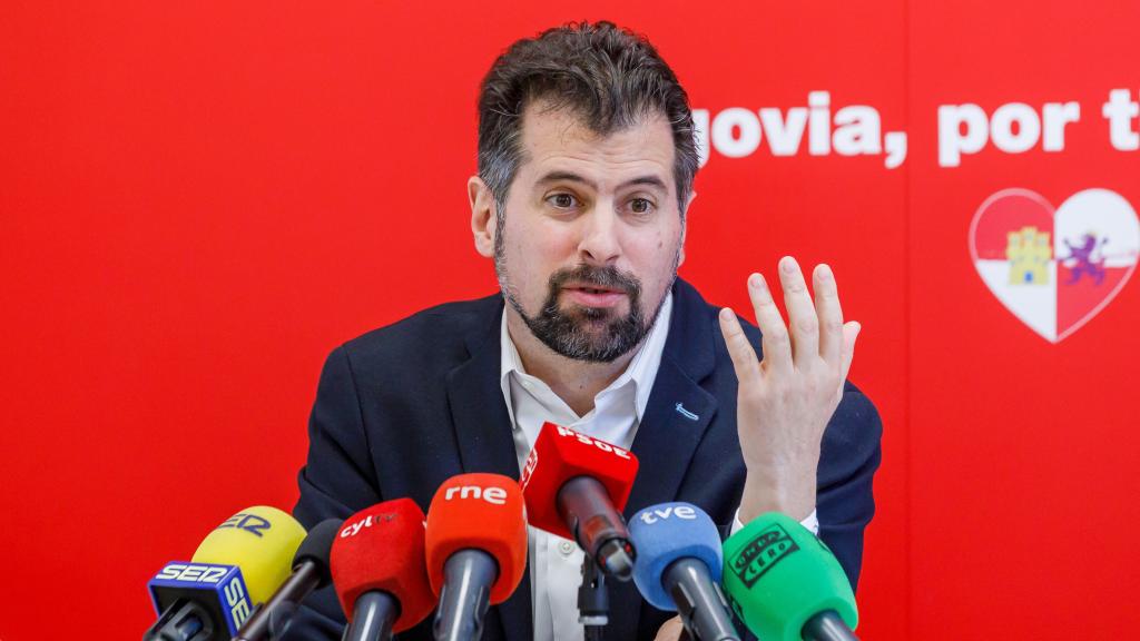 El secretario general del PSOECyL y portavoz en las Cortes, Luis Tudanca, participa en un desayuno informativo del PSOE de Segovia, junto a su secretario general, José Luis Aceves, este miércoles.