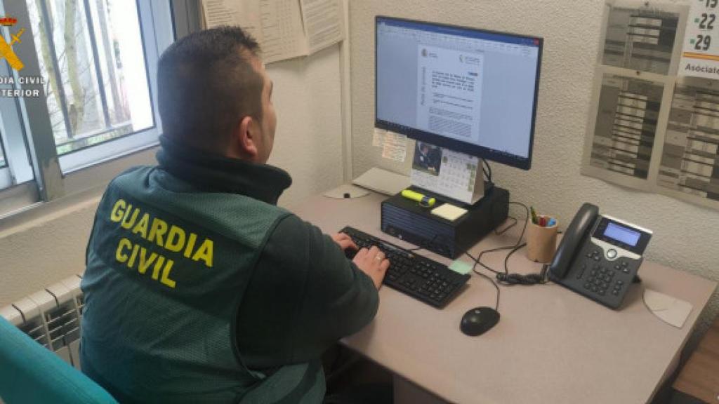 Un agente de la Guardia Civil investigando un caso