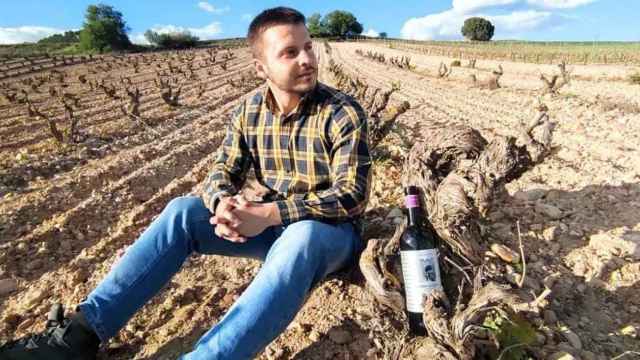 Alejandro Herrero Álvarez con su vino y en su viñedo de Valbuena