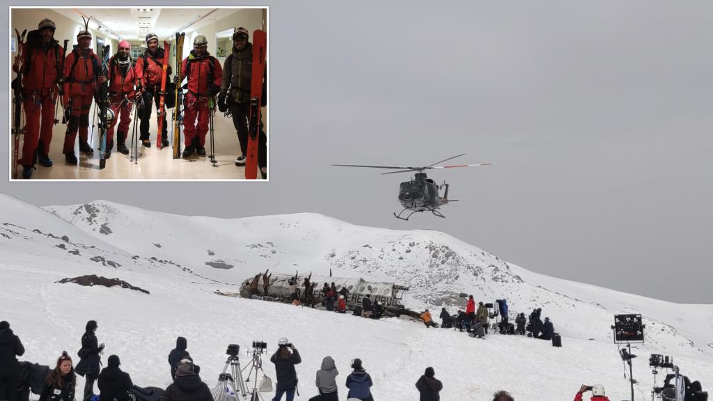 Rodaje de 'La sociedad de la nieve' en Sierra Nevada y seis de los nueve bomberos de Castilla y León que han formado parte de la película