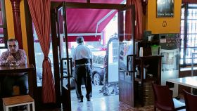 Una imagen de Ramón Oliva, de espaldas, a las puertas del restaurante.