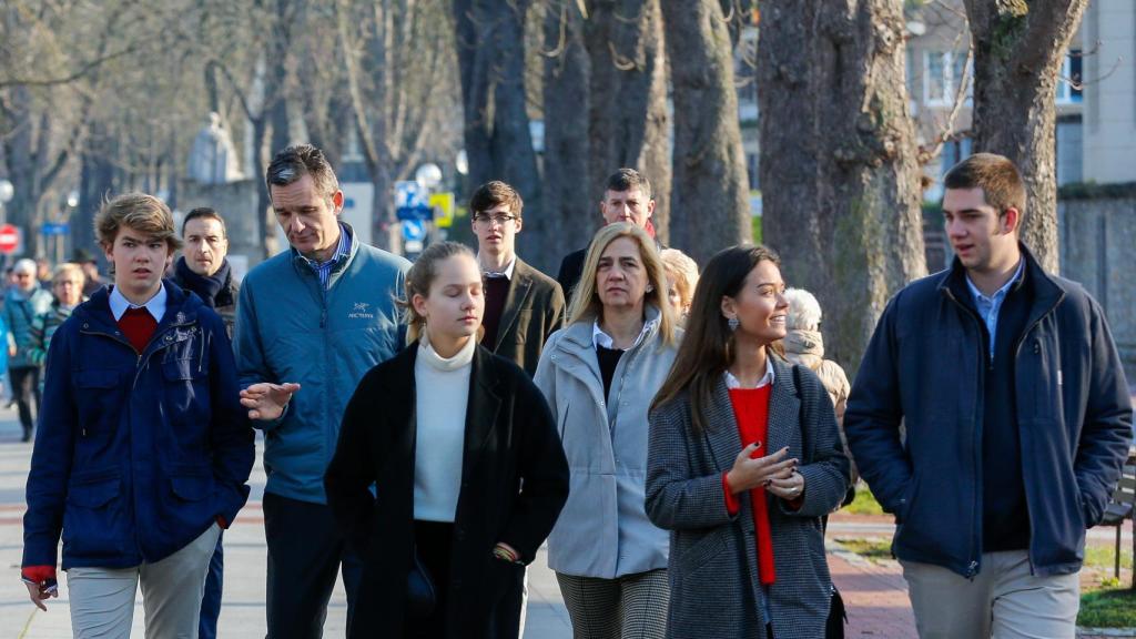 Los exduques de Palma junto a sus cuatro hijos en las calles de Vitoria.