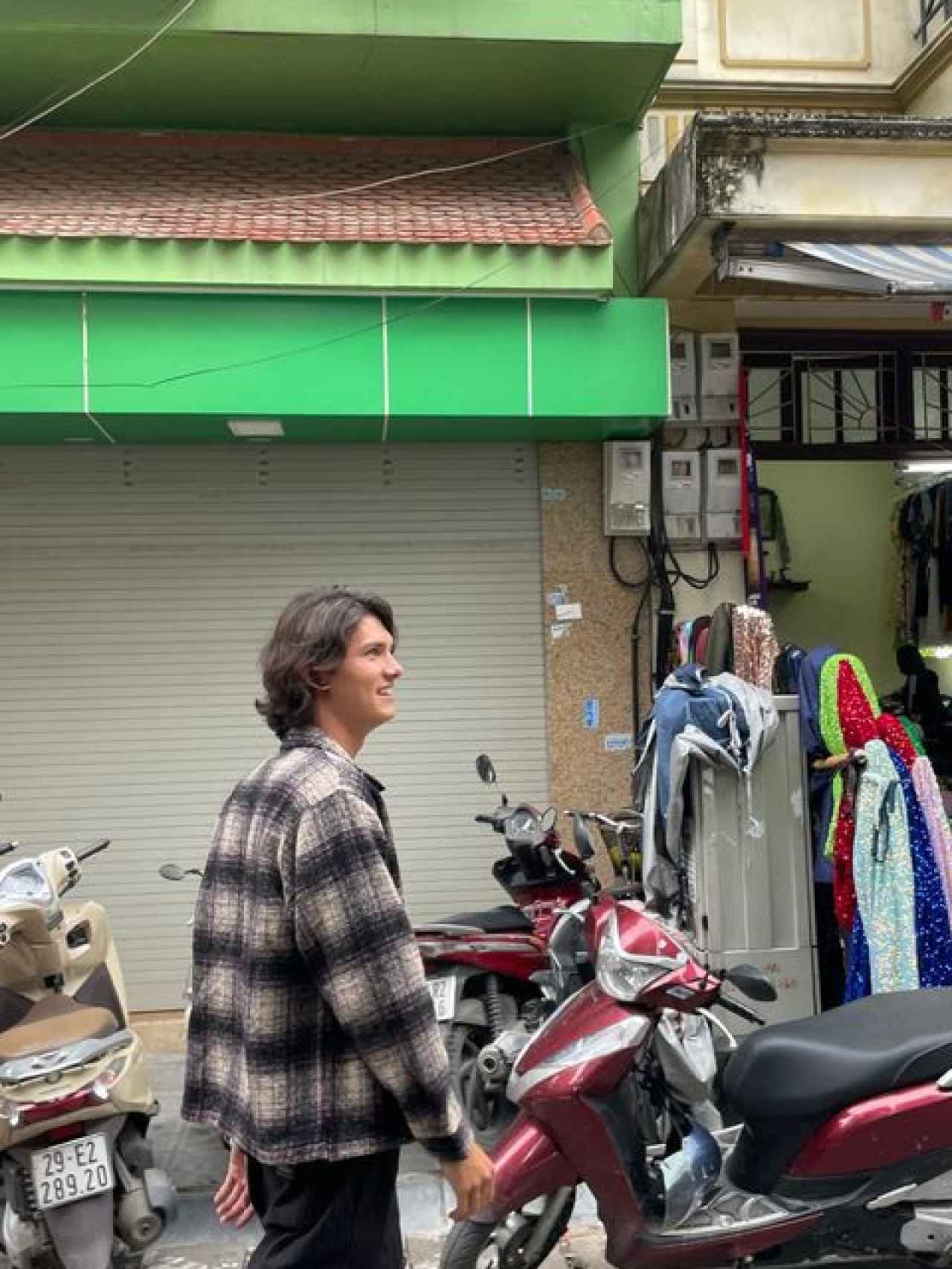 Nicolás de Dinamarca recorriendo las calles de Vietnam.