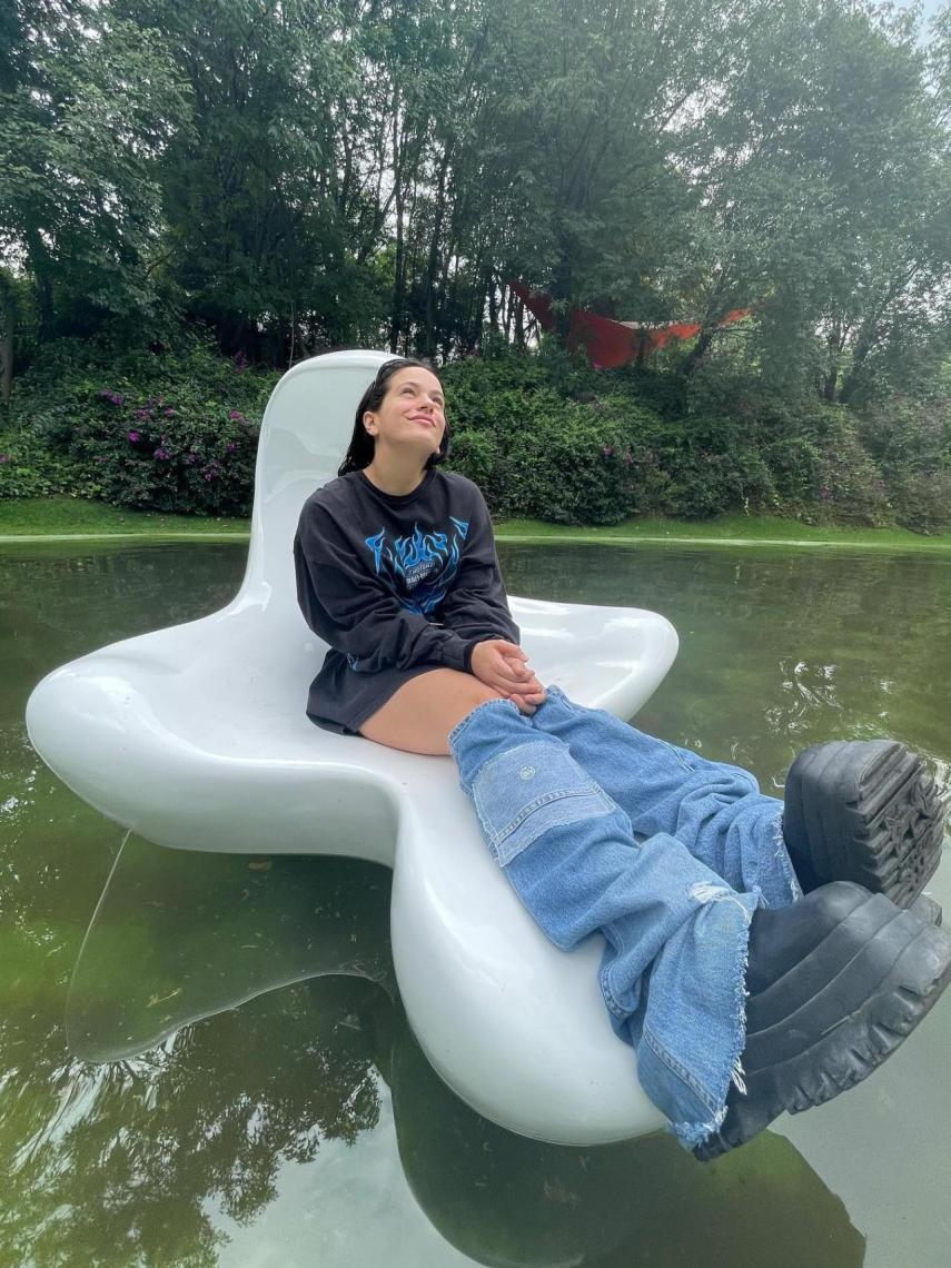 Rosalía luciendo calentadores de tejido vaquero.