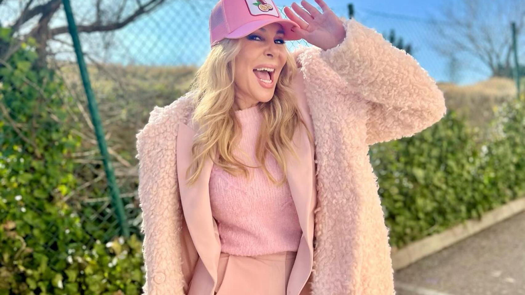 Ana Obregón, con la gorra, en la publicación de sus redes sociales.