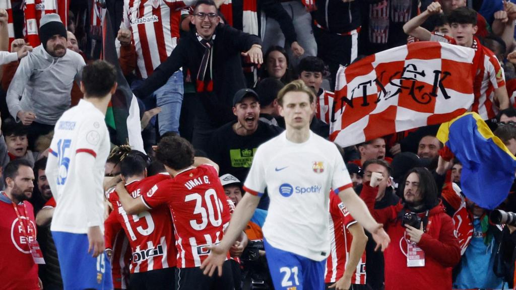 Los jugadores del Athletic celebran un gol contra el Barcelona.