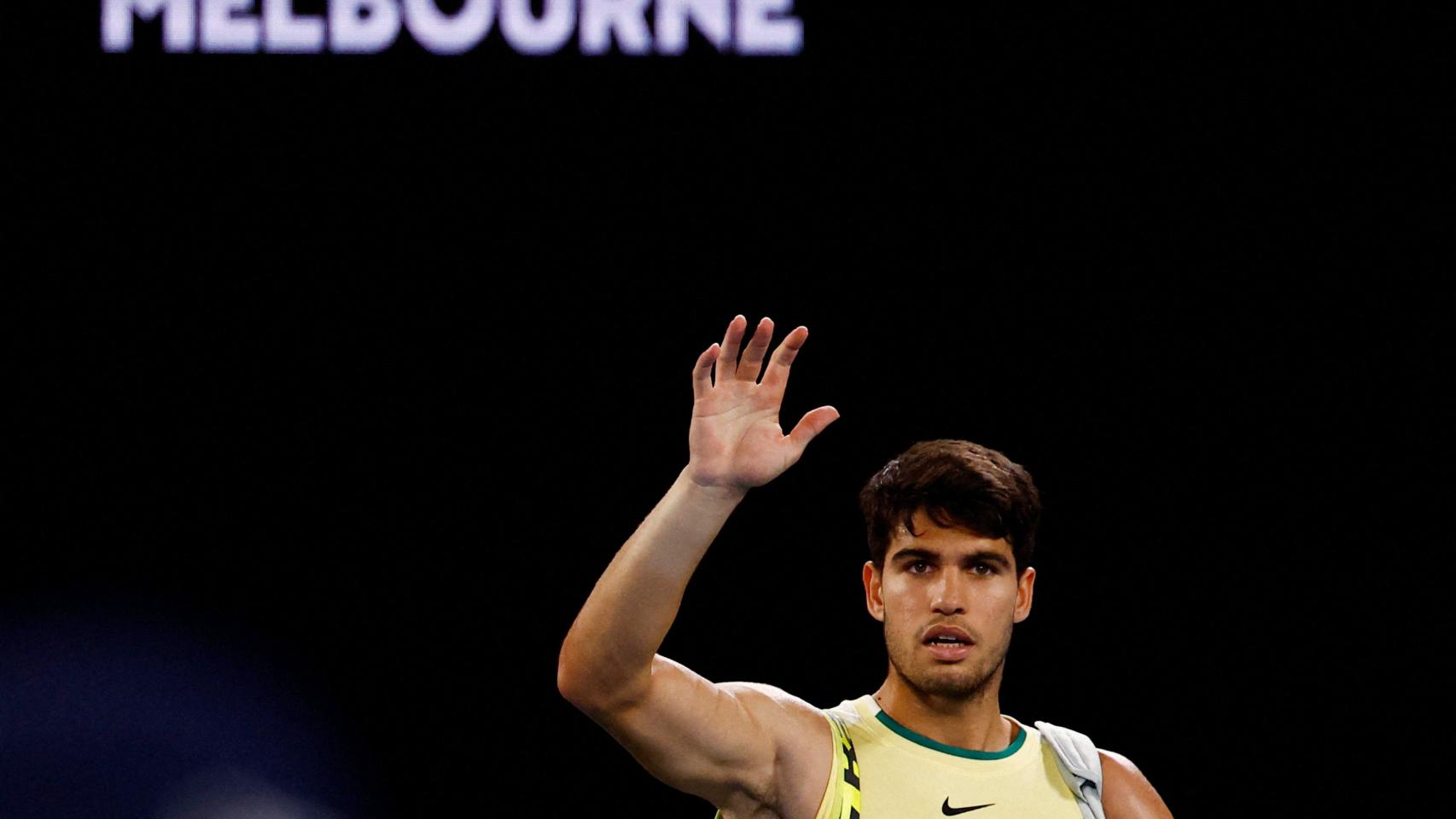 Carlos Alcaraz se despide del público del Open de Australia tras su derrota.