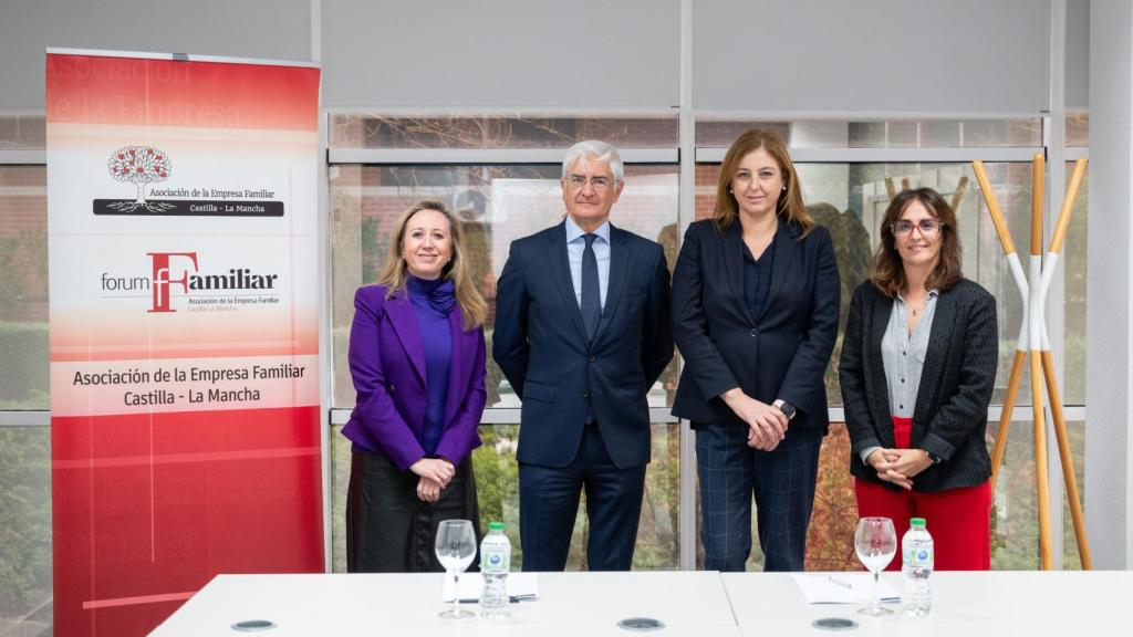 Firma del convenio de colaboración 'Raíces'.