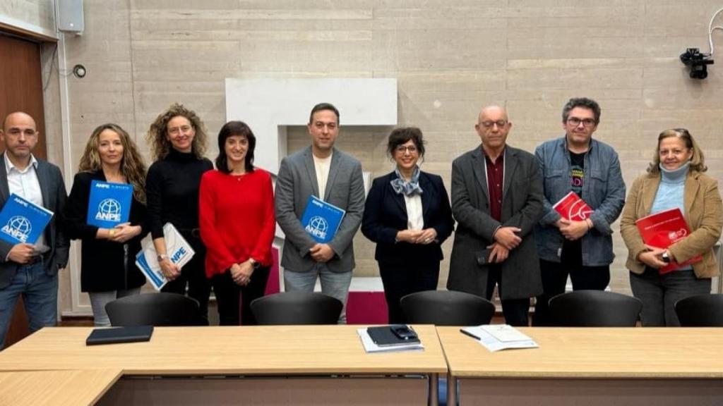 Foto de familia de la comisión de seguimiento del Acuerdo de Mejoras.