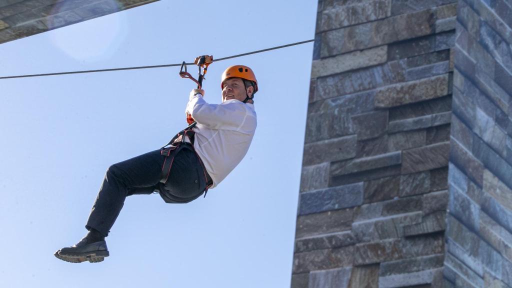 Page tirándose en tirolina. Foto: JCCM.