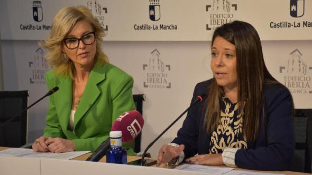 Bárbara García Torijano, consejera de Bienestar Social de Castilla-La Mancha, a la derecha.