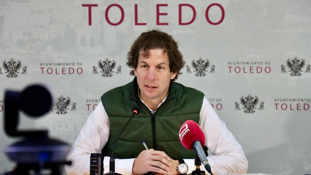 El concejal del Río Tajo, Medio Ambiente y Deportes de Toledo, Rubén Lozano, en rueda de prensa