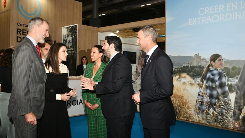 Sus Majestades los Reyes, este miércoles, conversando con el presidente de la Región de Murcia, Fernando López Miras.