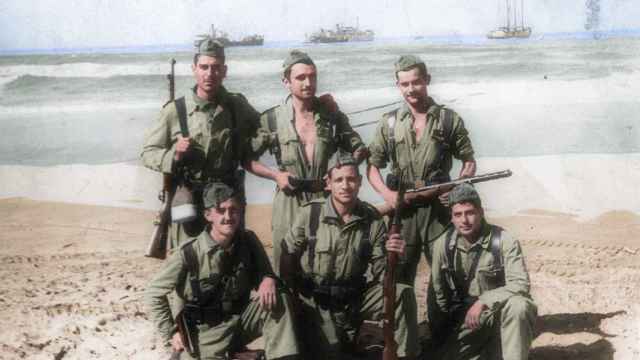 Seis suboficiales españoles posan en la playa de Sidi Ifni después de desembarcar. Diciembre de 1957