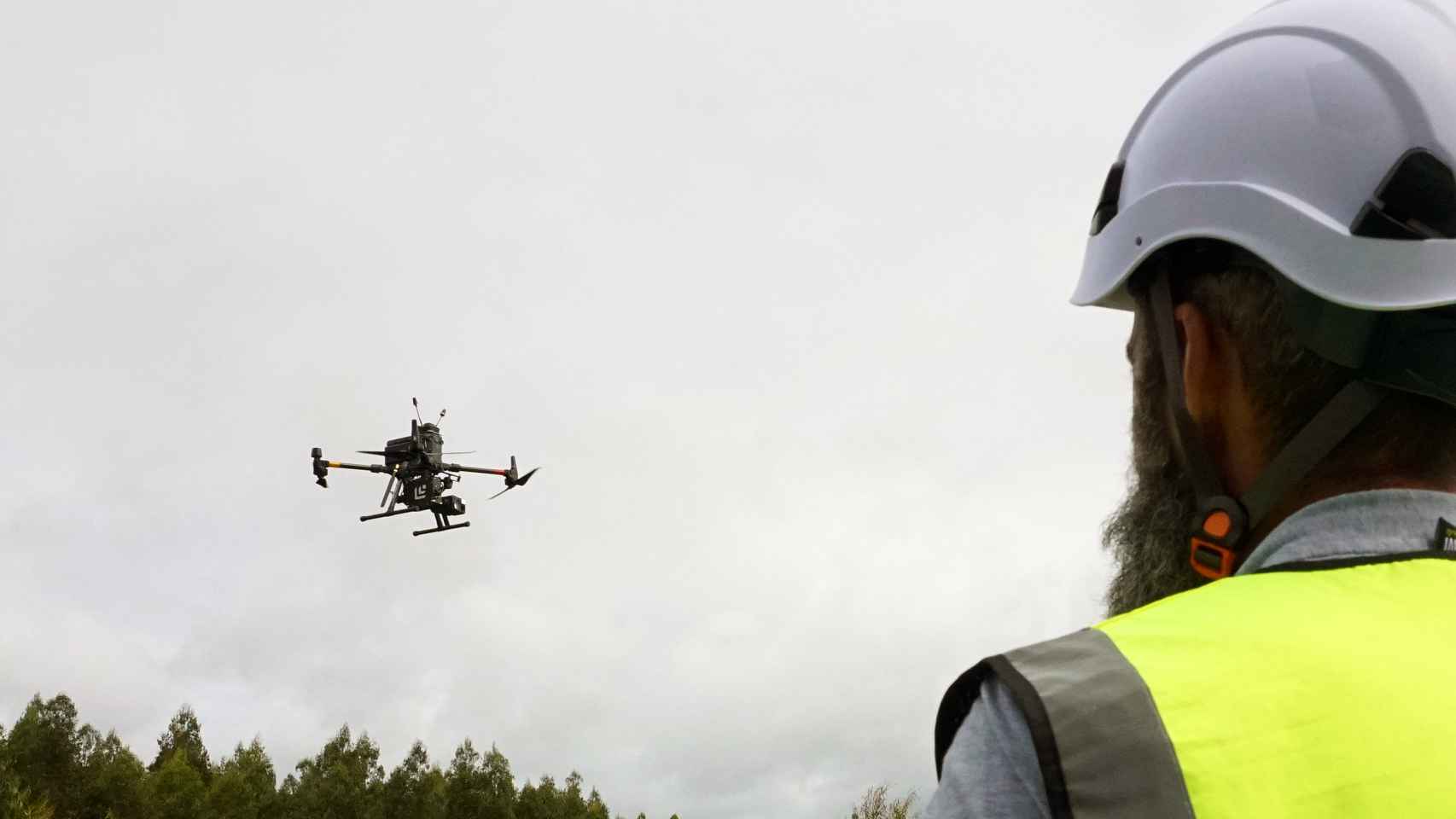 Un operario controlando un dron.