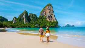 Imagen de archivo de una pareja en una playa de Tailandia.
