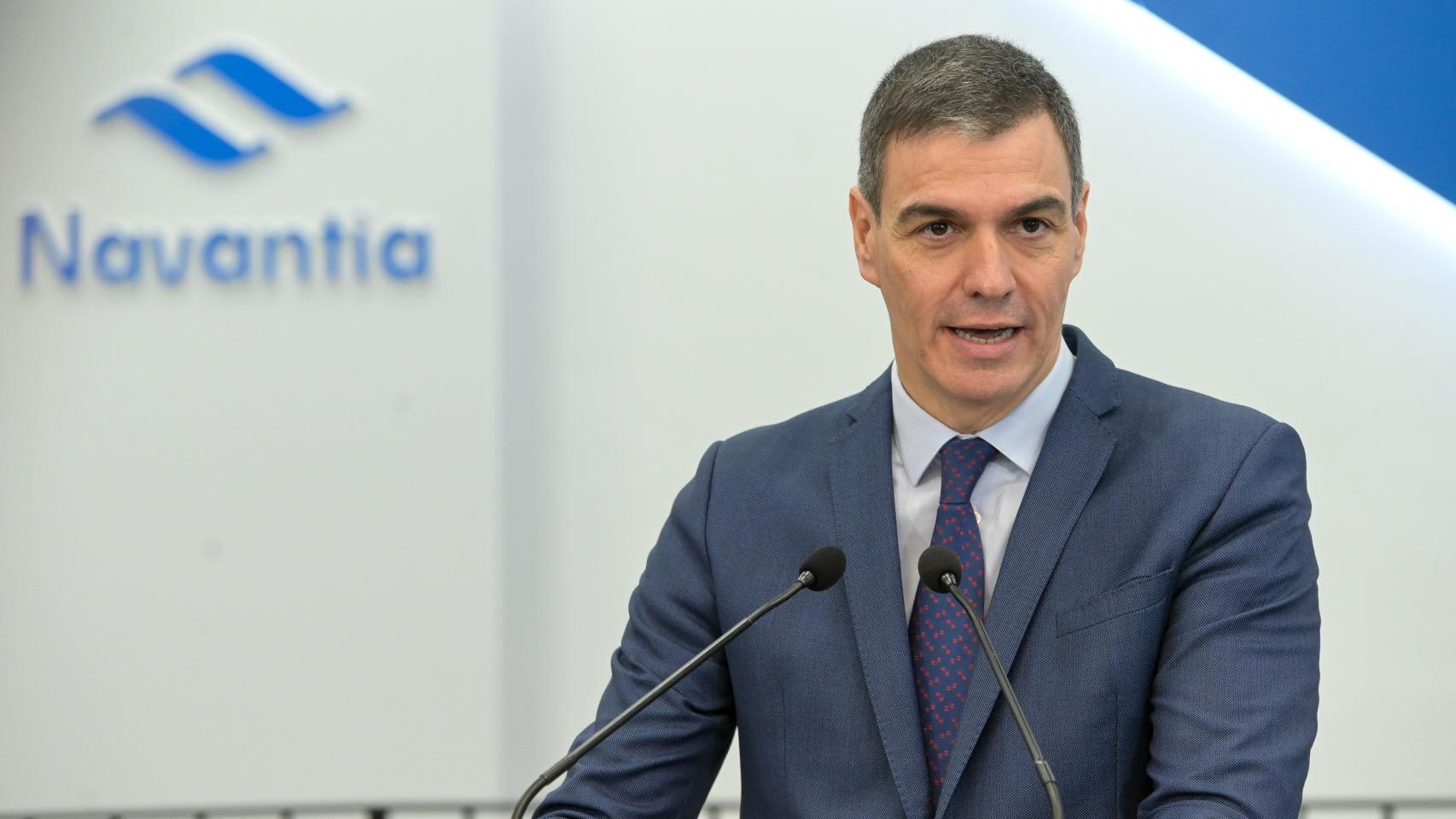 El presidente del Gobierno, Pedro Sánchez, durante su visita a las instalaciones del astillero de Navantia en Ferrol, A Coruña.