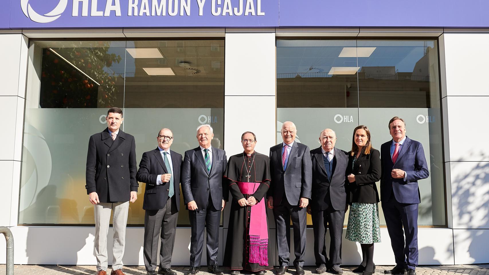 Ricardo Vega Castaño, director general de Salud y Consumo del Ayuntamiento de Sevilla; Dr. Francisco Vázquez, director médico de HLA Ramón y Cajal; José Antonio Miranda, director general económico del Servicio Andaluz de Salud (SAS); Teodoro León Muñoz, obispo auxiliar de Sevilla; Dr. Francisco Ivorra, presidente del Grupo ASISA; Dr. Gregorio Medina, vicepresidente y delegado de ASISA en Sevilla; Dra. Carmen Medina, gerente de HLA Ramón y Cajal; y Valeriano Torres, consejero delegado del Grupo HLA, durante el acto de inauguración del centro médico-quirúrgico.
