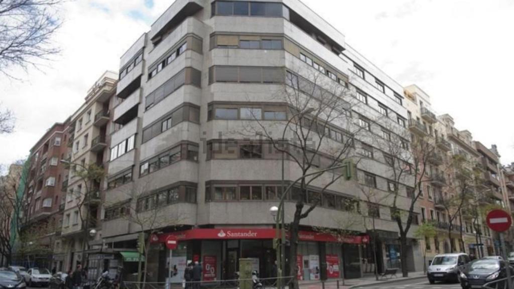 Fachada del edificio en venta en el número 50 de la calle Ferraz.