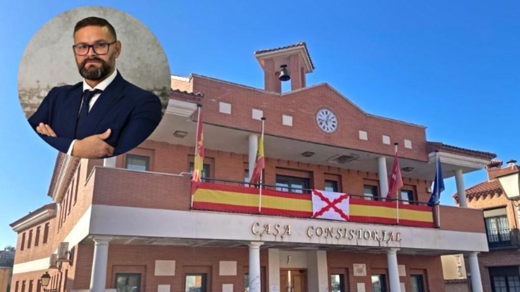 El edil 'no adscrito' Daniel Moreno junto a una imagen del Ayuntamiento de Los Santos de la Humosa.