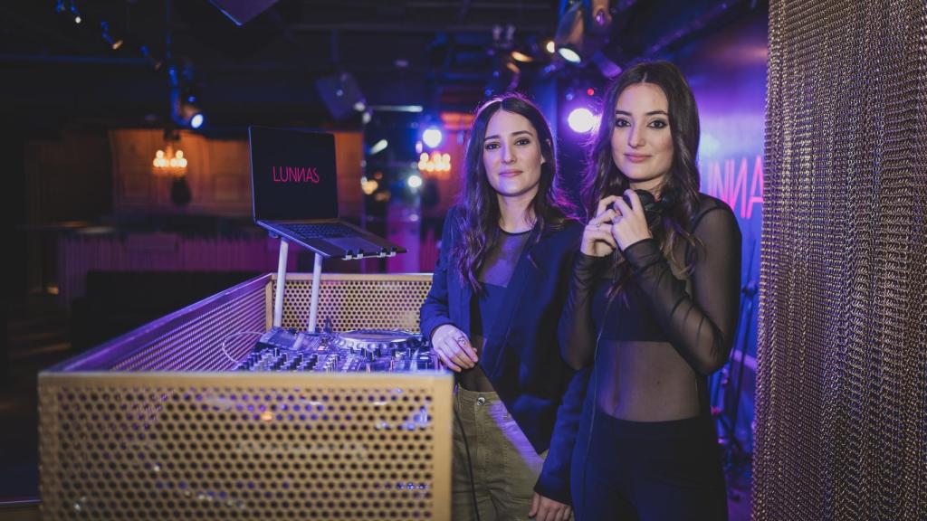 Lunnas DJ, las gemelas María (izq.) e Isabel Peña Luna, en la sala de fiestas Aurora.