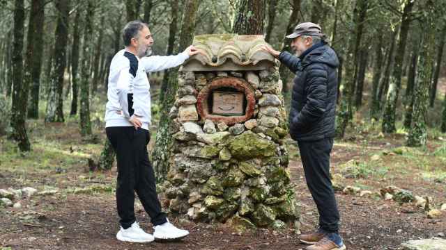 Diego Vargas y José Jesús Jiménez, junto a la 'mini biblioteca' que esconde el bosque de Cañete la Real.