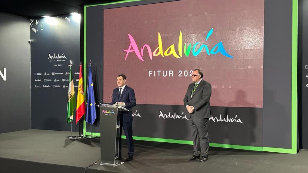 Juan Manuel Moreno y Arturo Bernal en Fitur.