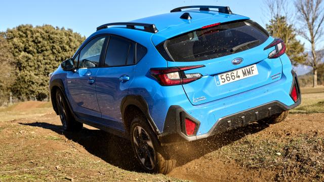 Al Volante Del Subaru Crosstrek Sin L Mites Fuera Del Asfalto Y Con Etiqueta Eco De La Dgt