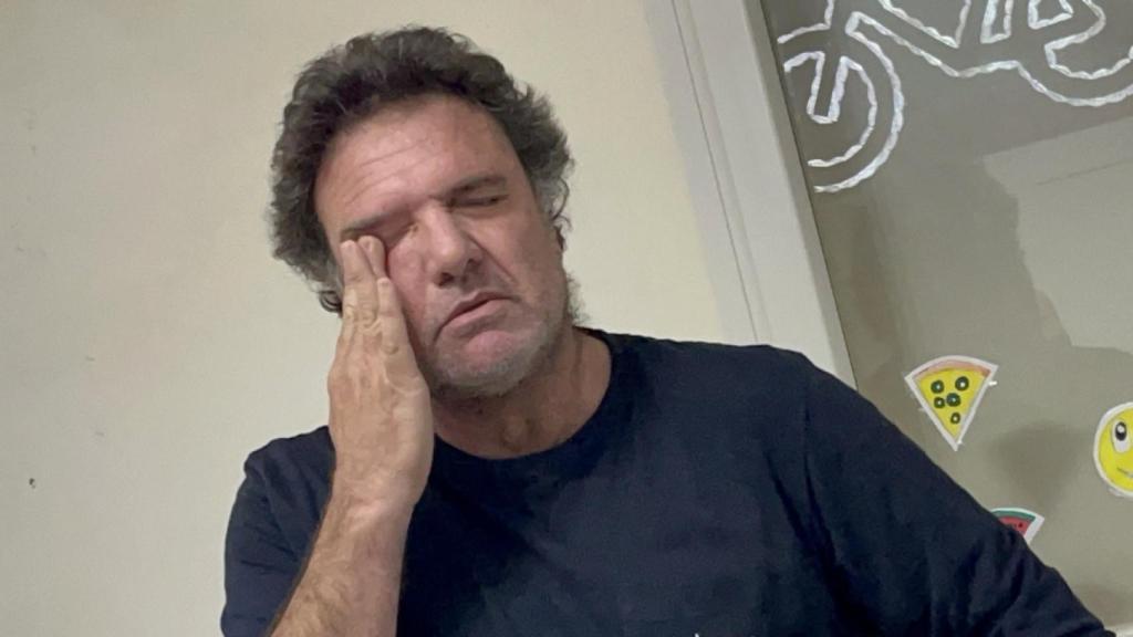 Pablo Kaputsiansky, superviviente del ataque de Hamás el 7-O, dentro del refugio de su casa, en el kibutz Reeim.