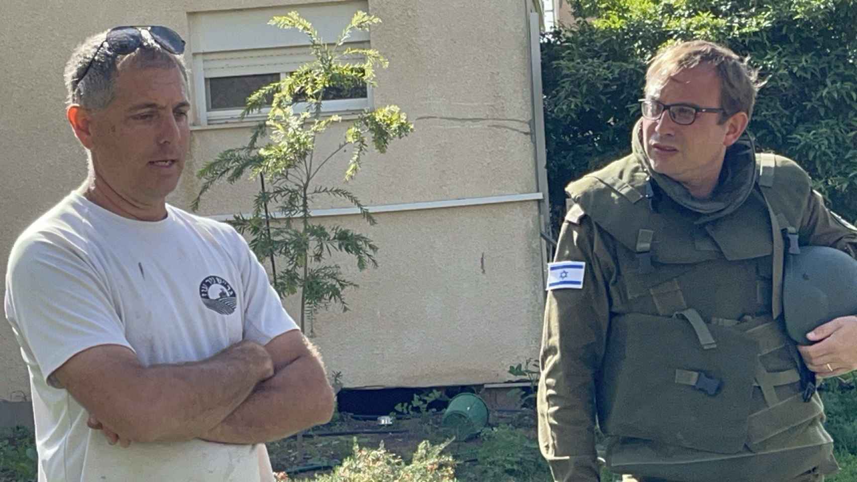 Martin Filgenstein, superviviente, y Roni Kaplan, capitán de las Fuerzas de Defensa de Israel, en el kibutz Nir Oz.
