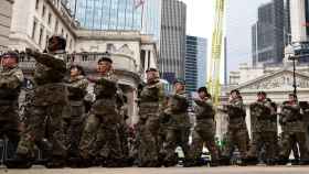 Cadetes del ejército participan en un desfile durante el espectáculo del Lord Mayor en Londres.