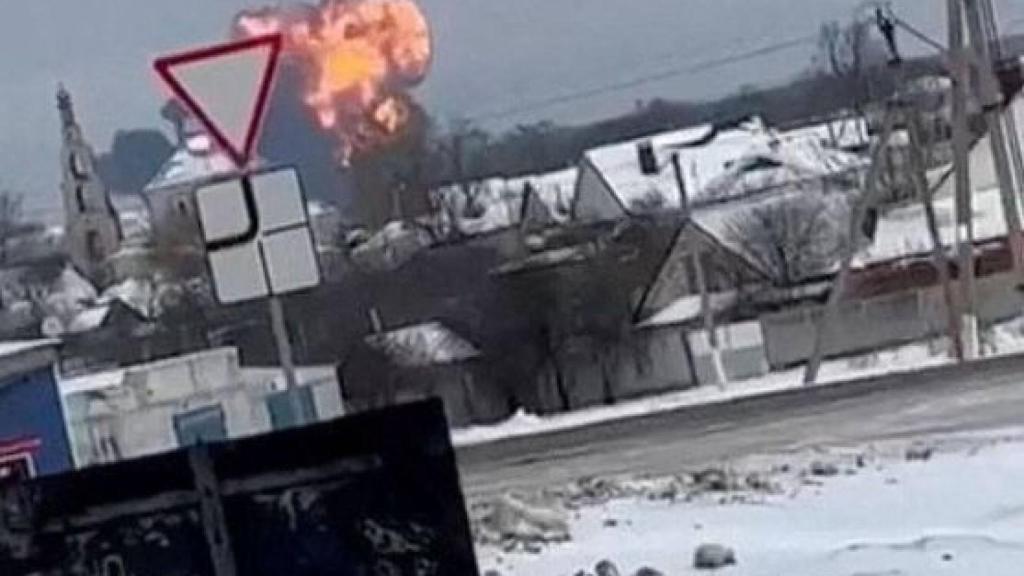 Momento en el que se estrella el avión Ilyushin Il-76 en Bólgorod (Rusia).