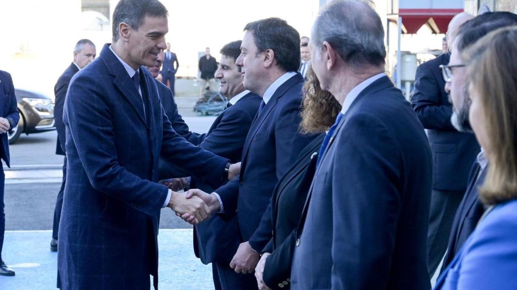 Pedro Sánchez saluda al presidente de la Diputación de A Coruña, Valentín González Formoso