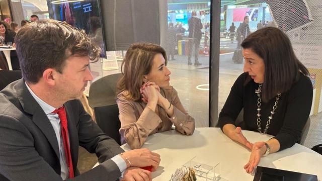 La alcaldesa María Barral se reúne con la directora de Paradores, Raquel Sánchez.