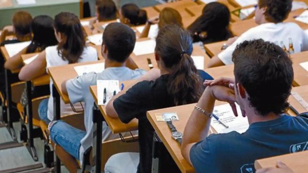 Un grupo de alumnos en la universidad.