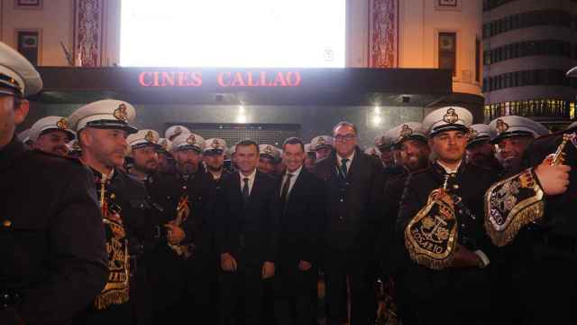 El presidente de la Junta de Andalucía, Juanma Moreno, en la presentación de la campaña 'Andalucía crush' en la plaza de Callao de Madrid.