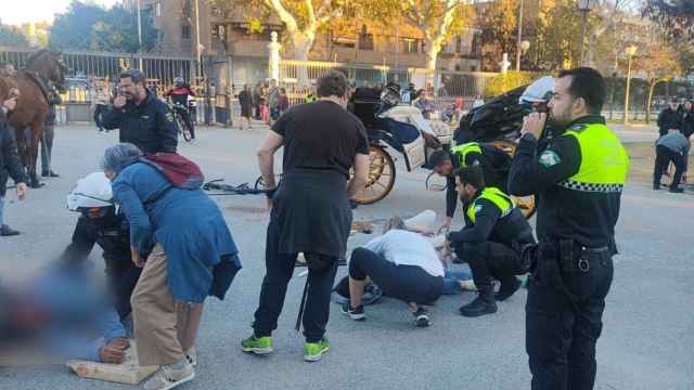 Cuatro turistas y un cochero, heridos al volcar el coche de caballos con el que visitaban Sevilla