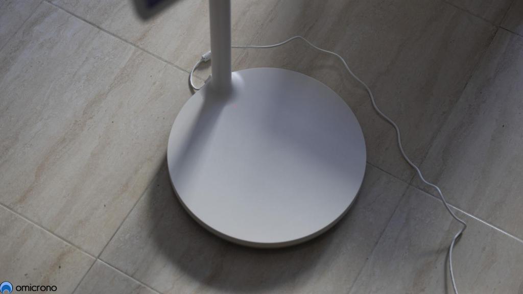 LG StanbyME conectado a la red eléctrica.