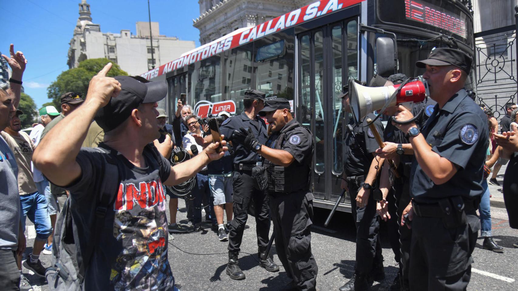 Manifestantes se enfrentan a la policía durante la protesta en Buenos Aires.
