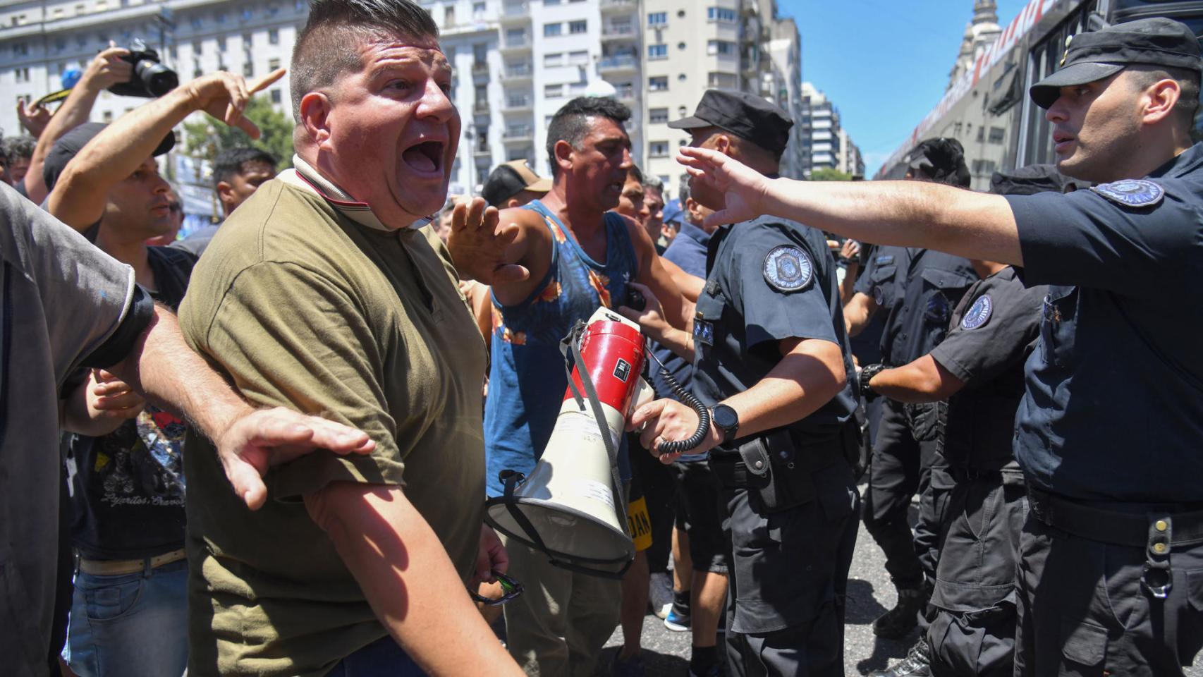 Manifestantes se enfrentan a la policía durante la protesta convocada por la Confederación General del Trabajo, en Buenos Aires.