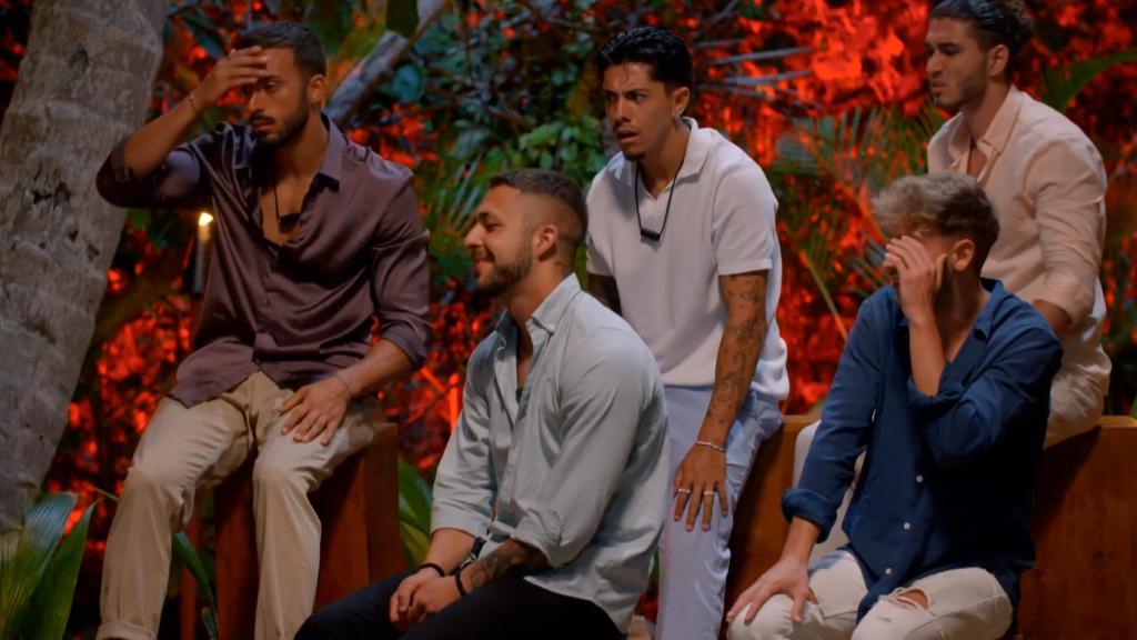 Los chicos reaccionan a las imágenes de Marieta en 'La isla de las tentaciones'.