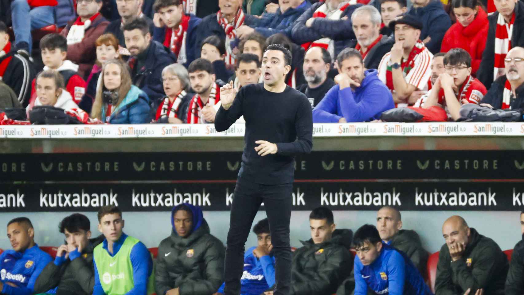 Xavi Hernández dando indicaciones durante el Athletic - FC Barcelona de Copa del Rey