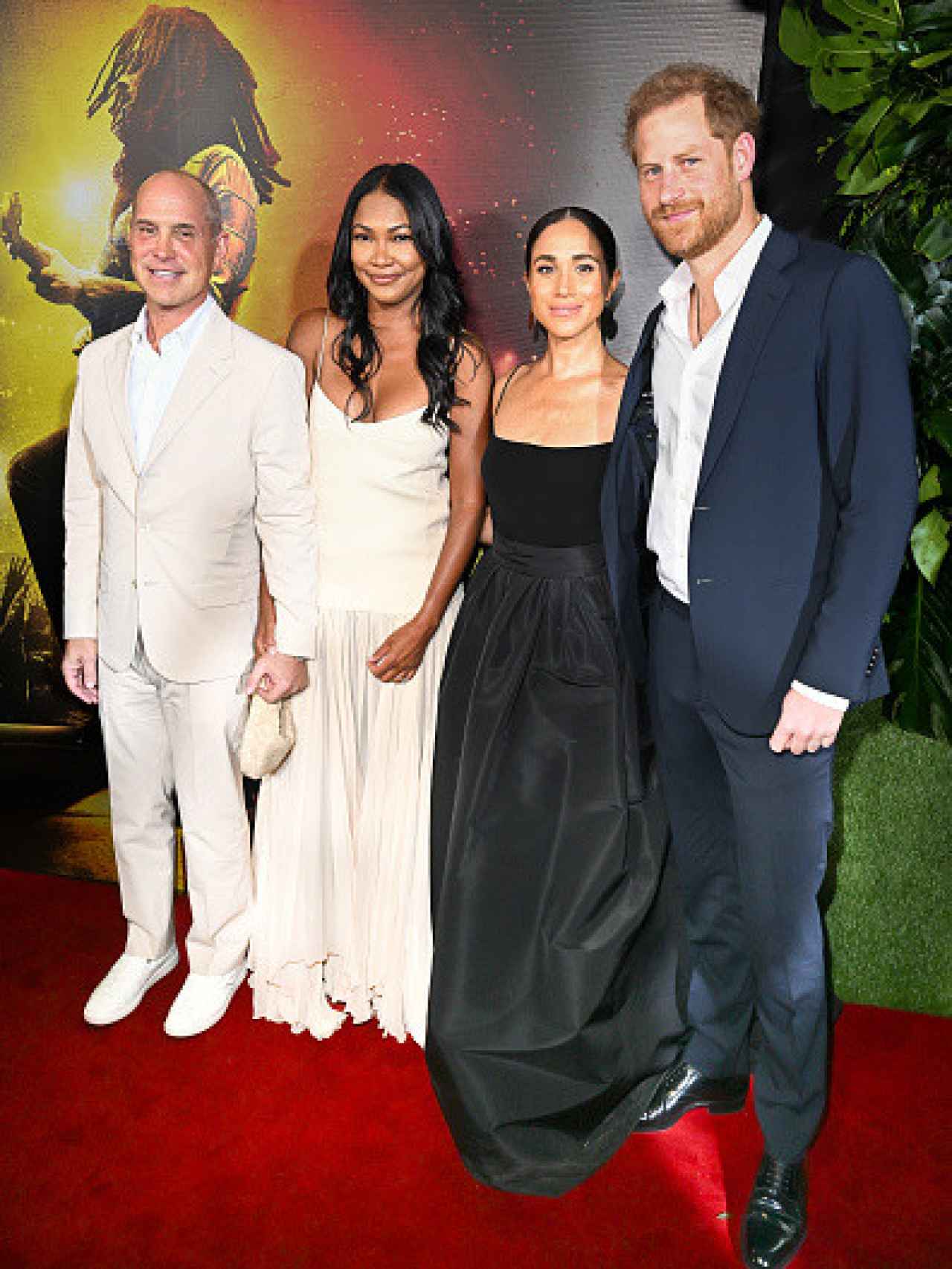 Meghan, con falda de Carolina Herrera, y Harry posan junto al  actor Brian Robbins y su mujer.