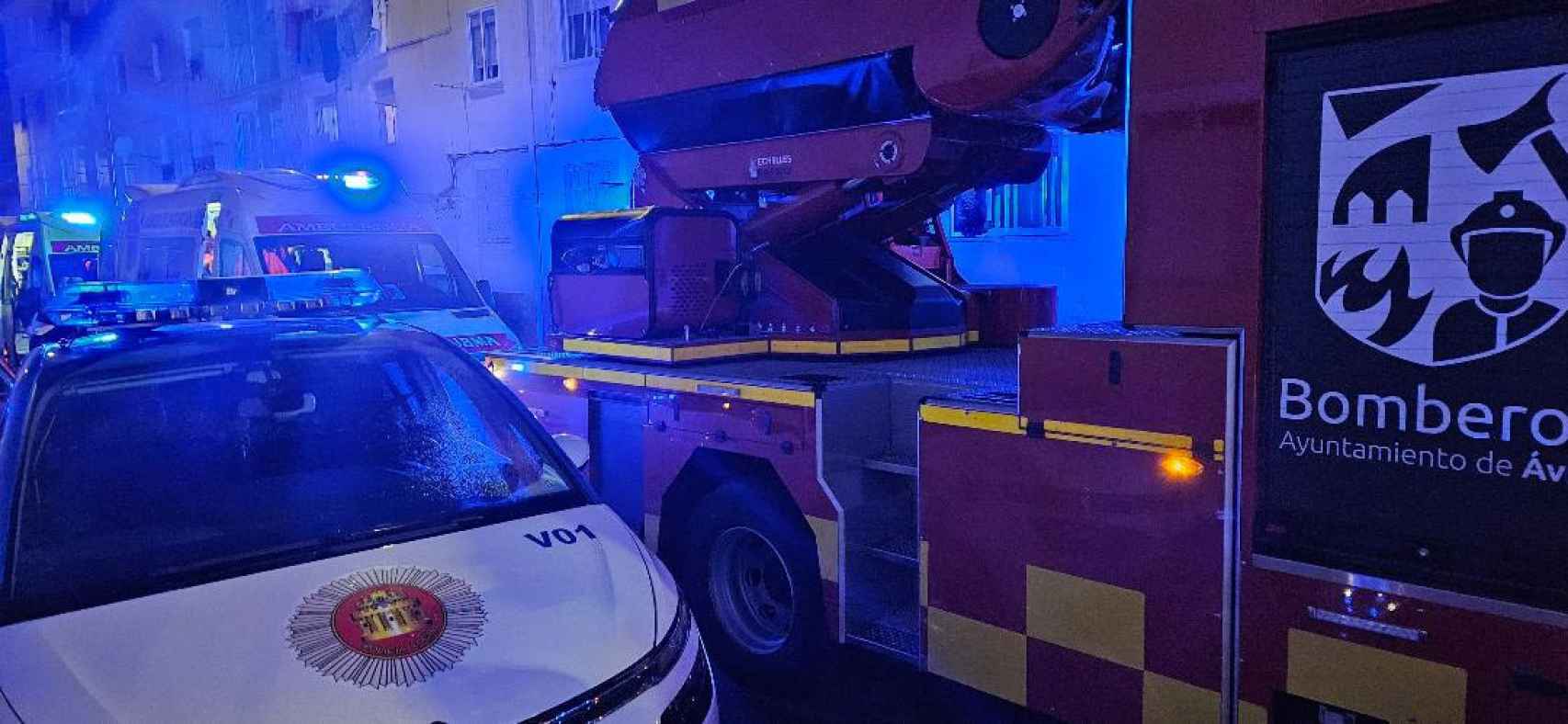Bomberos, Policía y una ambulancia a las puertas del bloque de pisos donde se produjo el incendio en Ávila