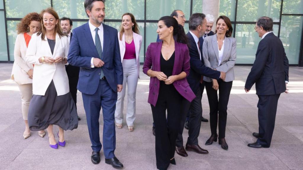 Bartolomé y Monasterio, en primer plano, en una foto en la Asamblea de Madrid.