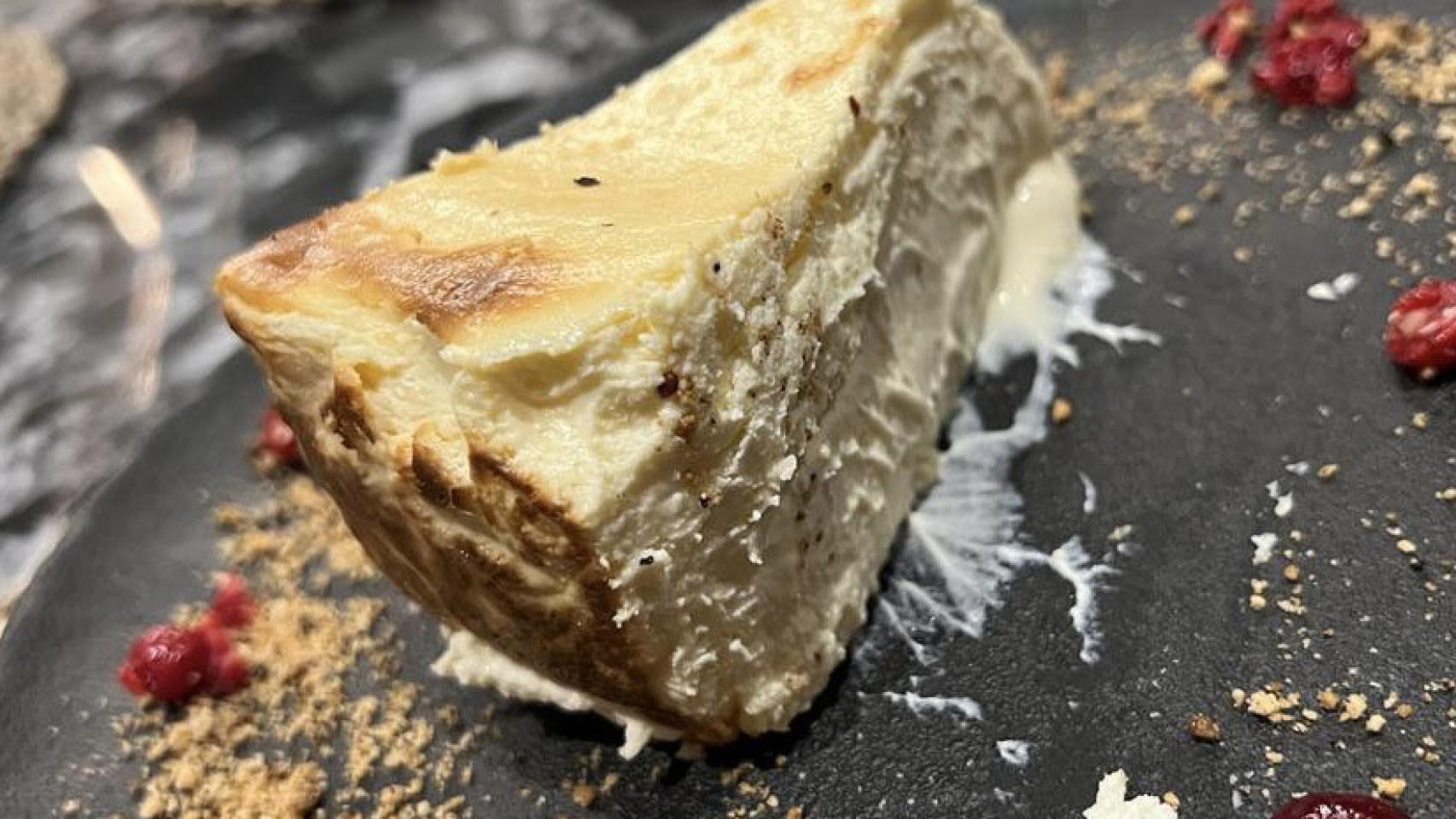 Tarta de queso casera al horno con tierra de galleta y frutos rojos. de The Macanudo