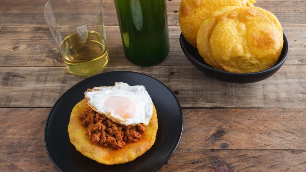 Tortos de maíz con picadillo
