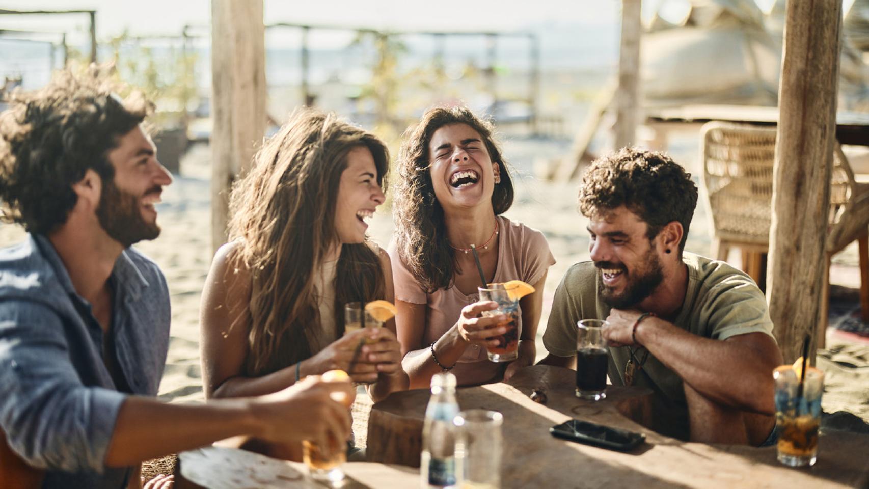 Imagen de amigos disfrutando al aire libre.