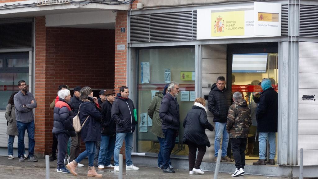 Imagen de la cola en una oficina de empleo.