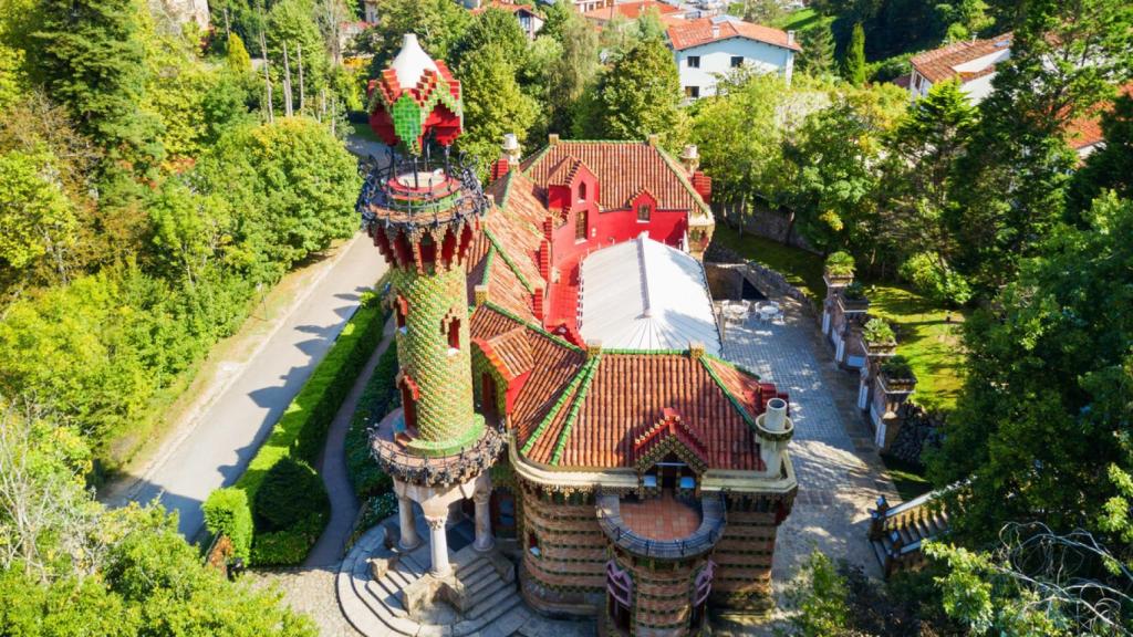 Capricho de Gaudí en Santillana del Mar.